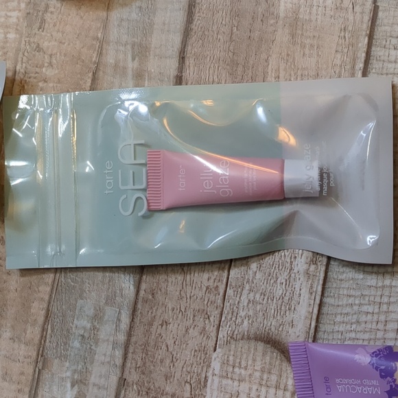 Tarte travel sizes Sea curl mascara, Amazonian clay blush, moisturizer, more - Picture 5 of 12